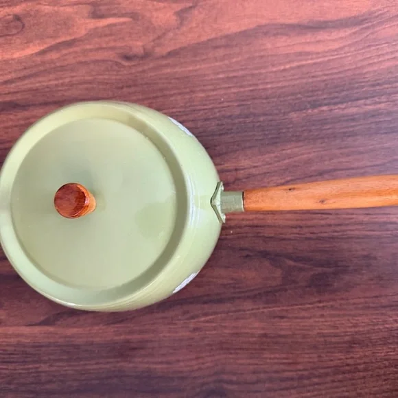 🌼 Vintage Green Enamel Saucepan w/ Lid & Wooden Handle – Mid Century Design🌼 - Picture 3 of 4
